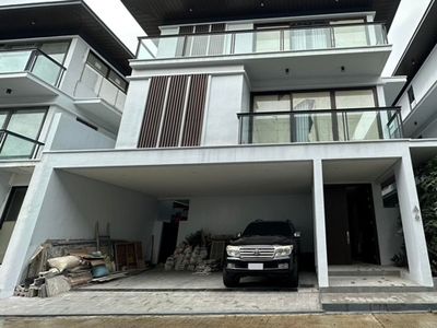 Villa For Sale In New Manila, Quezon City
