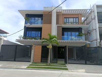 Townhouse For Sale In Fort Bonifacio, Taguig