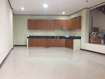 Townhouse For Sale In Nayong Kanluran, Quezon City
