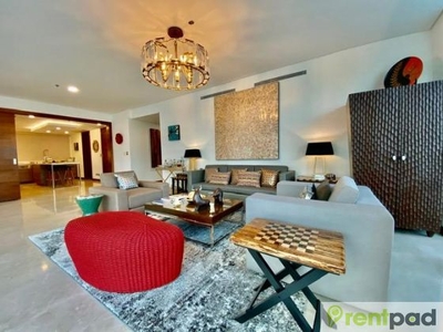 Luxuriously Decorated and Furnished One Roxas Triangle