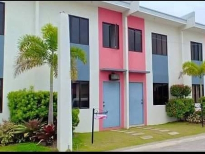 Along the hi way and super accessible townhouse in Sta Rosa Laguna near SLEX