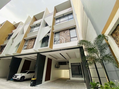 Classic Luxury Townhouse for Sale in New Manila