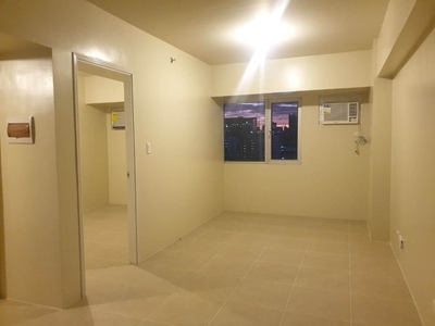FOR LEASE: 1BR in Avida Towers Turf BGC (with Parking) on Carousell