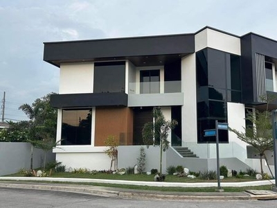 FOR SALE BRAND NEW LUXURIOUS HOUSE IN PRIME COMMUNITY ANGELES CITY NEAR NLEX on Carousell