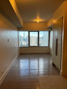 FOR SALE: Lincoln Studio with Parking High Floor Quiet on Carousell