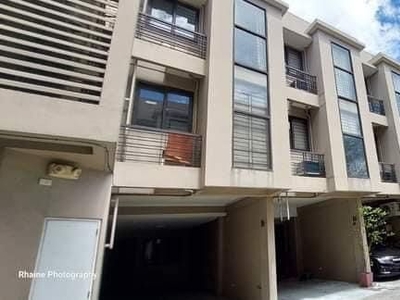 FOR SALE ‼️ Pre-Owned Townhouse inside gated compound in Malaya Street