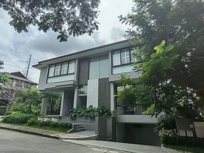 Mckinley west villa for rent on Carousell