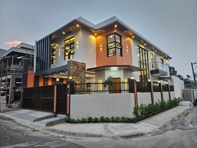 Modern Sophisticated Corner Home for Sale in BF Resort