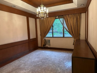 Old House and Lot For Sale in Varsity Hills