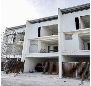 PRIME INVESTMENT at Multinational Village 3 Units Townhouse for Sale in Moonwalk
