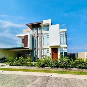 VENARE HOUSE AND LOT FOR SALE w/ SWIMMING POOL on Carousell