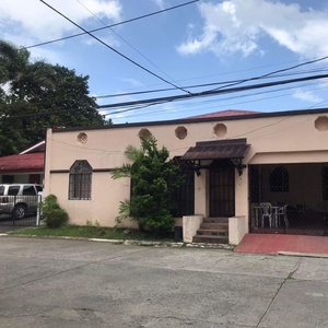 Beautiful good size Bungalow House with 280 sqm lot for sale at Parañaque