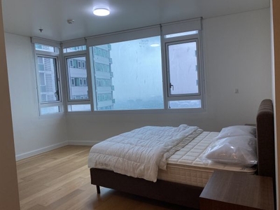 For SALE : 2 bedroom Condominium ( 81 square metres ) at BGC