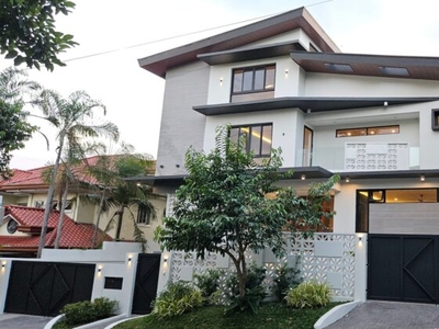 Cutting-edge Luxury Mansion with Elevator in Ayala Alabang