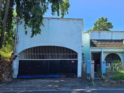 Fixer Upper Bungalow for Sale in BF Homes, Along Main Road