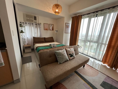 For rent per day furnished studio unit in Viceroy Mckinley on Carousell