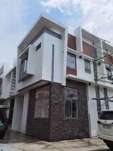 2 Storey 3BR with 1-2 Carpark House For SALE in EDSA Munoz on Carousell