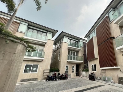 99.9M - 5BR Private Villa for Sale in New Manila Quezon City on Carousell