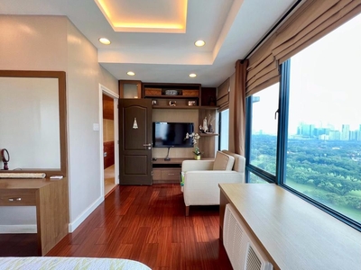 Executive 1Bedroom For Sale BGC Forbes Town Center on Carousell