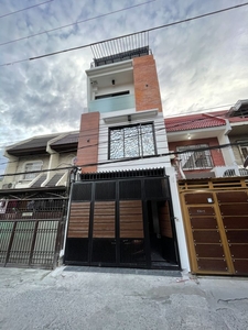 For sale 3-Storey Townhouse with Roofdeck - Monumento, Caloocan