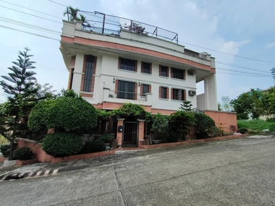 4-Storey House with Roofdeck, Mezzanine, Swimming pool, Jacuzzi near Tagaytay