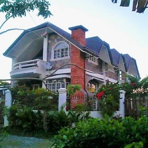 Tagaytay Resthouse - 4BR, 4CR, with Swimming Pool and Big Garden