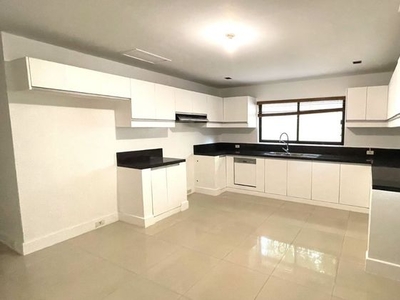 5BR House for Sale in Capitol Homes, Quezon City