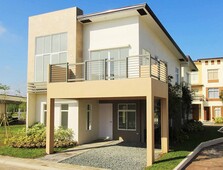 Single attached 5 bedroom house ready to occupy with balcony