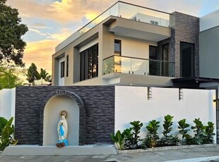 Crystal Oasis and its Modern Design Charm. Corner House in BF Homes Paranaque