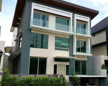 5BR HOUSE FOR RENT IN MCKINLEY HILL VILLAGE on Carousell