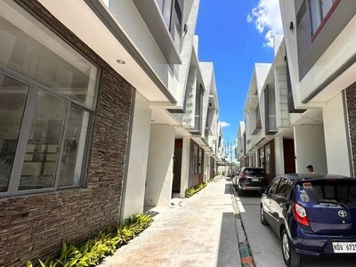 For Sale Townhouse in Edsa Munoz near SM North and Trinoma on Carousell