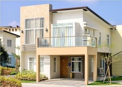 4 BEDROOMS SINGLE ATTACHED PREMIUM HOUSE AND LOT NEAR AIRPORT AND METRO MANILA WITH A GOOD AMBIANCE