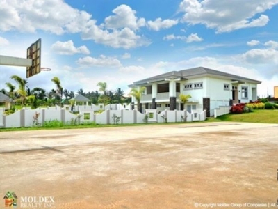 House and Lot for sale in Tagaytay 2 storey 2 car Garage