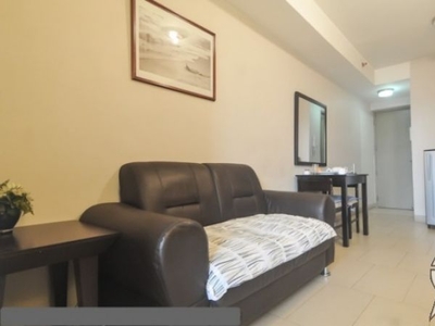 Makati 30/sqm 1-bdrm, fully-furn, 22nd flr condo with rooftop pool
