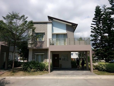 House and Lot for Sale just beside CALAX. High Appraisal. 40 mins away from MOA.
