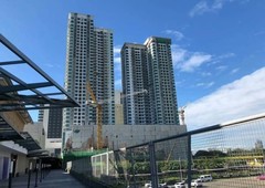 FOR RENT FULLY FURNISHED 1 BEDROOM WITH BALCONY IN SOLSTICE CIRCUIT MAKATI