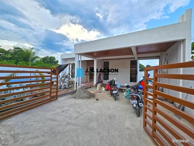 Spacious 3-Bedroom House with Swimming Pool