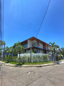 Villa For Sale In Muntinlupa, Metro Manila