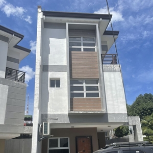 Centerville compound, adjacent House for sale at Mira Nila Homes, Quezon City
