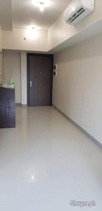 BGC 1 bedroom w/ parking beside Uptown Mall in Taguig
