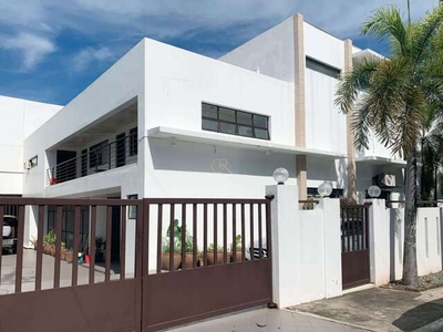 Villa For Sale In Alabang, Muntinlupa