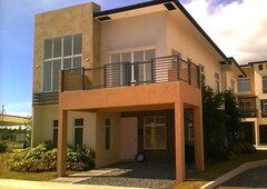 Single attached 5 bedroom house 3 TB w big balcony