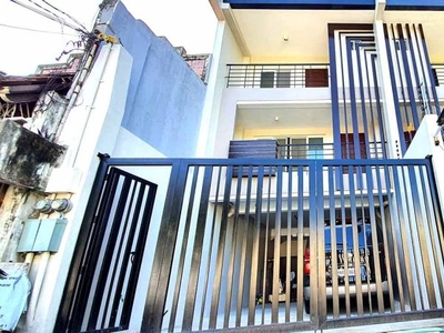 Swimming Pool Townhouse for sale in Teacher's Village Diliman Quezon City