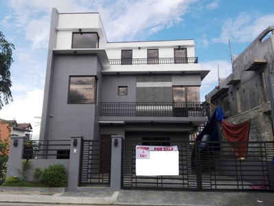 Three Storey House and Lot for sale in Greenwoods Pasig