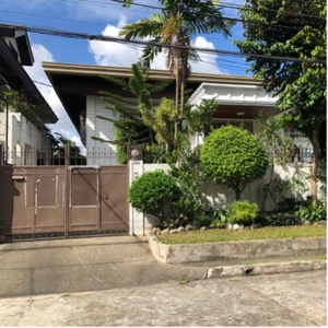 Very Nice Family Home with Home Office, 6 Car Garage For Rent in Quezon City