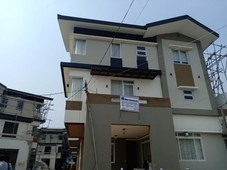 3 STOREY TOWNHOUSE With 2 Car Garage