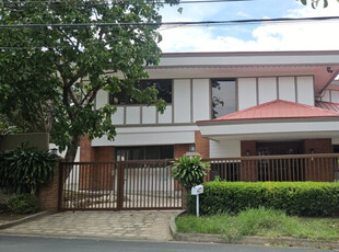 FOR RENT: 958sqm Corner House with Pool in Alabang