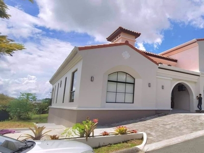 4 Bedrooms, 5 Bathrooms House For Sale in Tagaytay Highlands