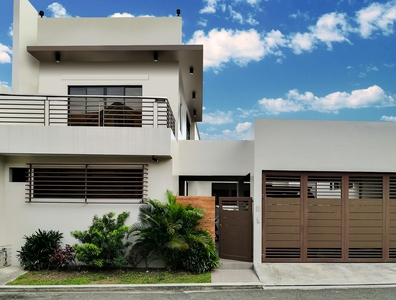 Semi Furnished Home With Roof Deck in BF Almanza Las Pinas