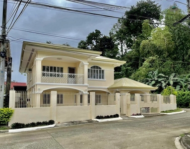 Elegant 4 Bedrooms Semi furnished House in Lahug Cebu City for rent Pets Allowed